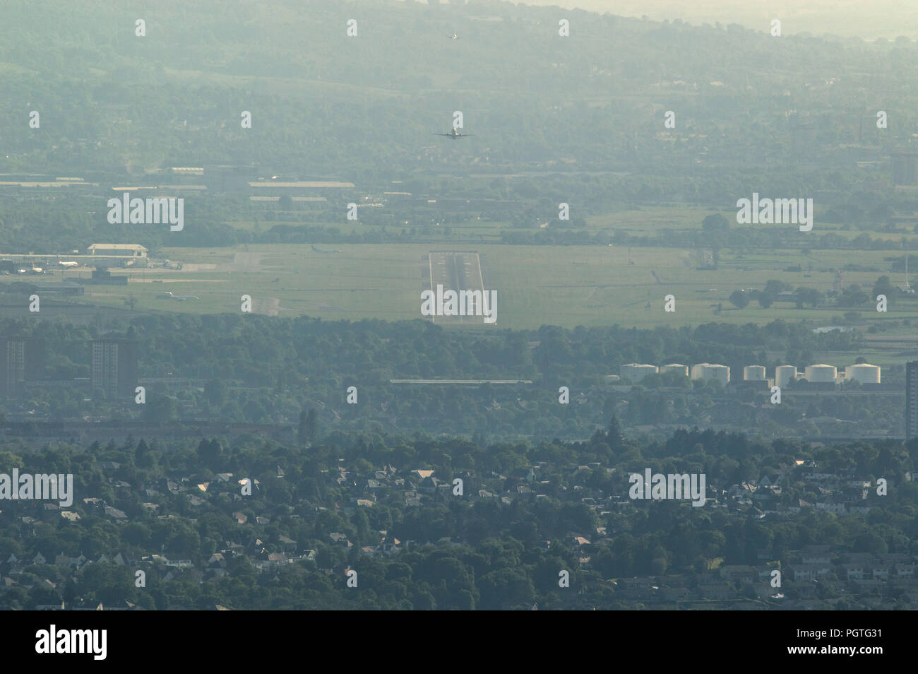 Nicht viel Platz wie Rush Hour Traffic ab und landet am Flughafen Glasgow, Renfrewshire, Schottland. Stockfoto