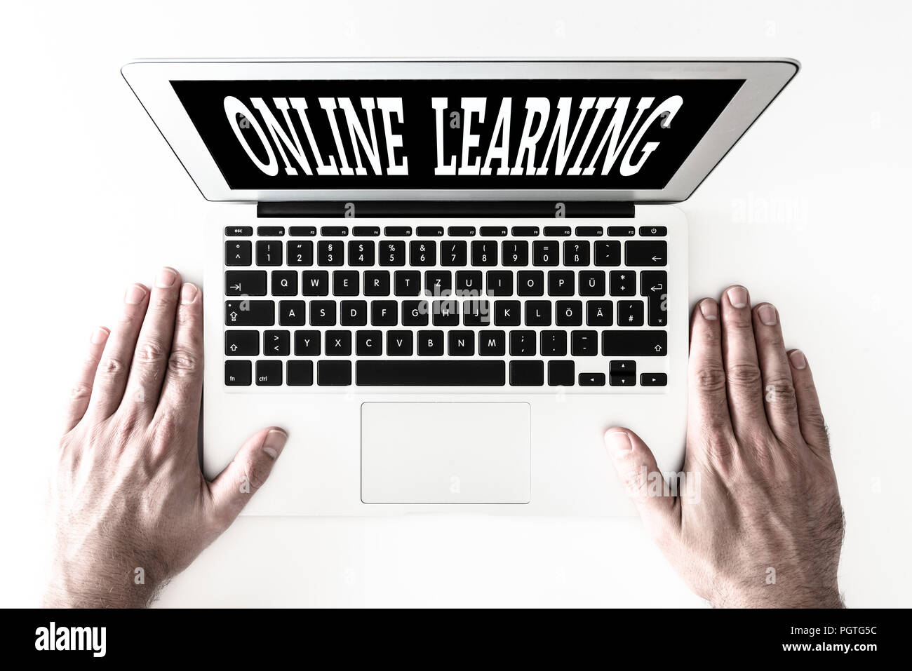 Blick von oben auf die Laptop mit Wörtern Online Lernen auf dem Bildschirm Stockfoto