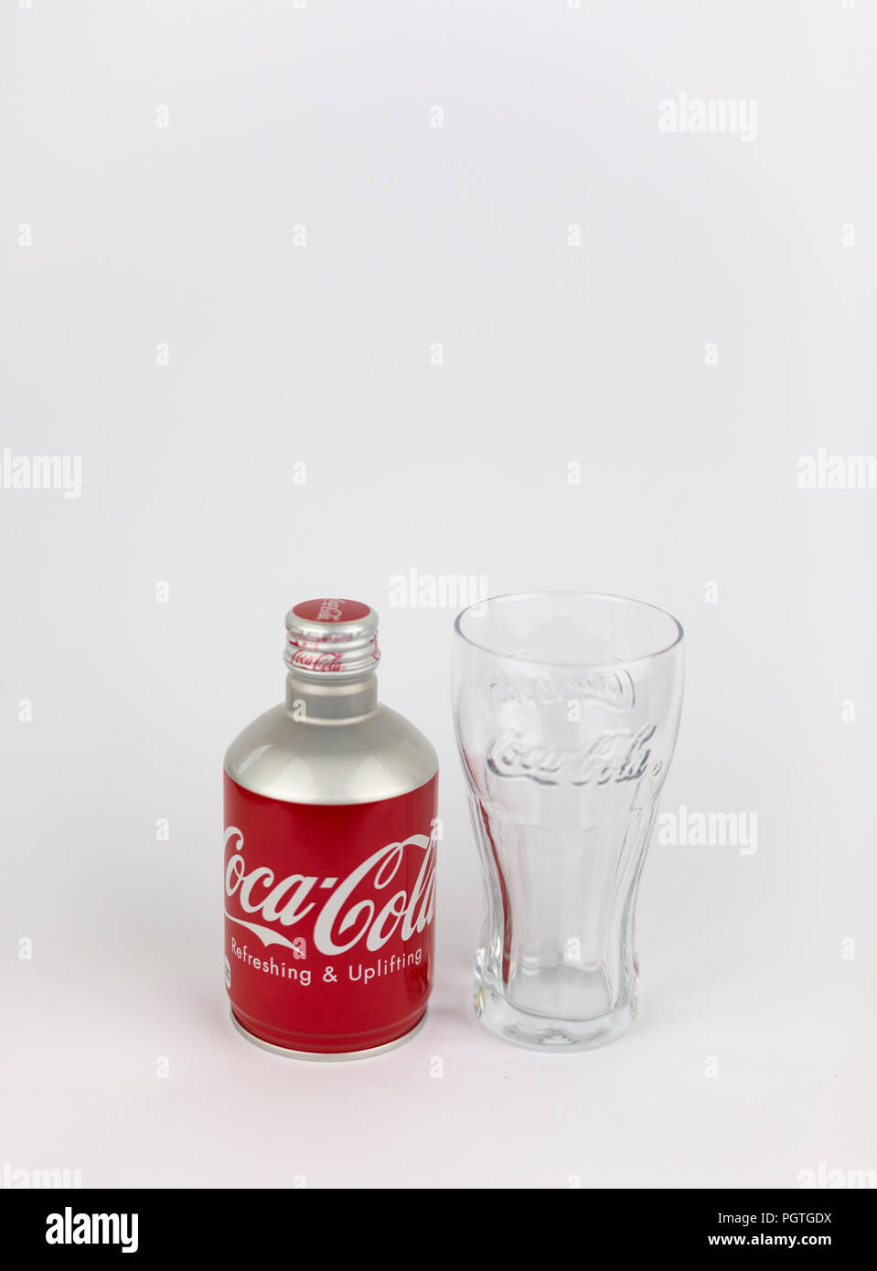 Seltene rote Aluminium Coca-cola Kontur Flasche aus Asien auf weißem  Hintergrund mit Glas isoliert Stockfotografie - Alamy