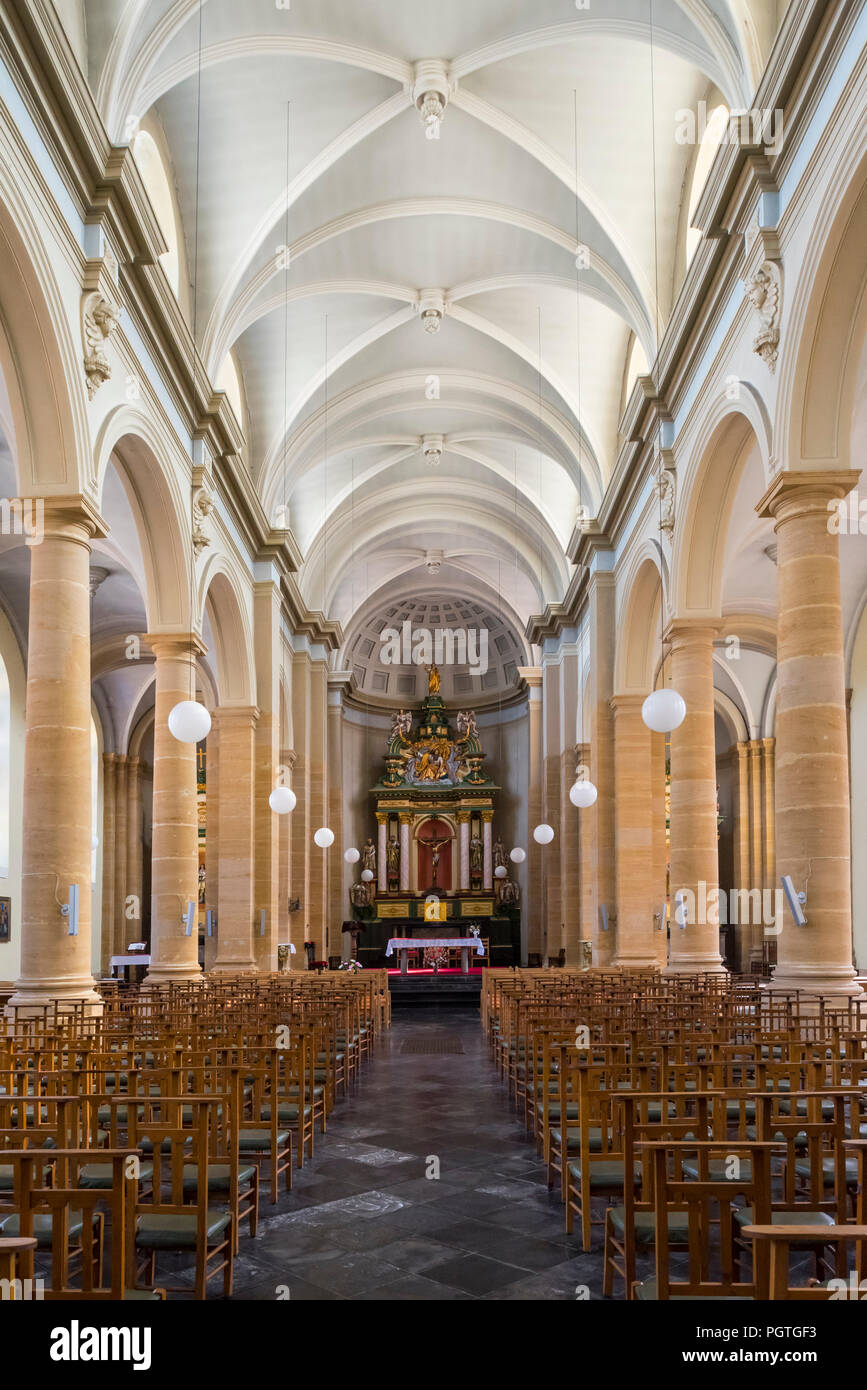 Die neoklassische St. Peter und Paul Kirche/Église Saints-Pierre-et-Paul in der Stadt Bouillon, Provinz Luxemburg, die Belgischen Ardennen, Belgien Stockfoto