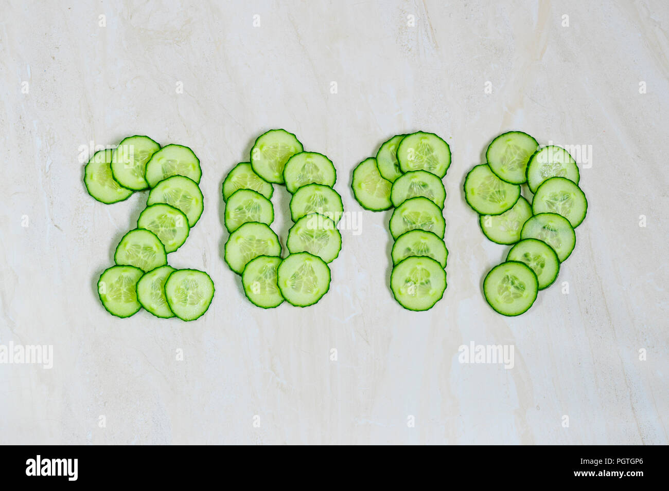New Year's Collage, gesunde Lebensweise, Zahlen aus Gurke Stockfoto