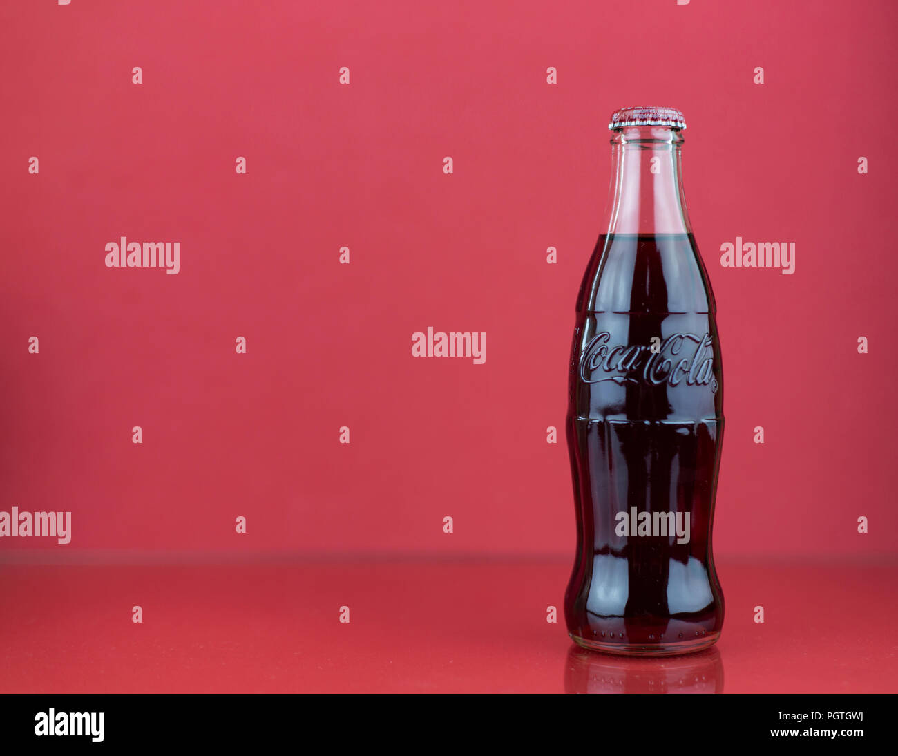 Seltene Coca-cola Kontur relief Glas Flasche auf rotem Hintergrund  Stockfotografie - Alamy