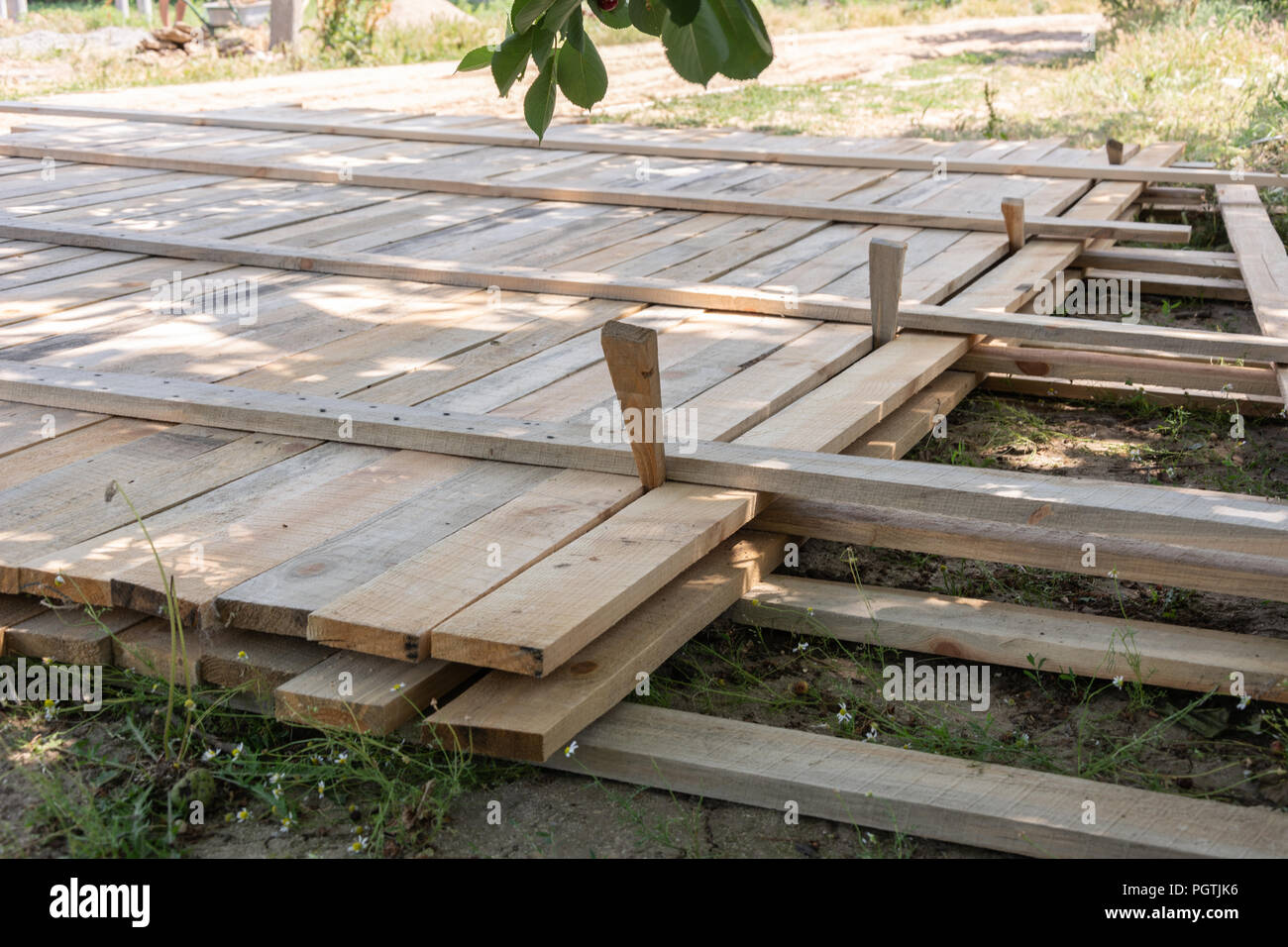 Holzschalung betonstreifen Grundlage für A-Frame art house Stockfoto