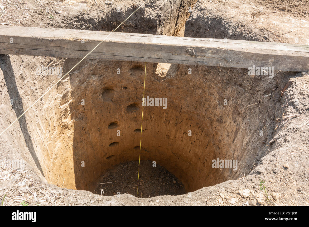 Runde Grube für eine Jauchegrube. Kanalisation Bau. Stockfoto