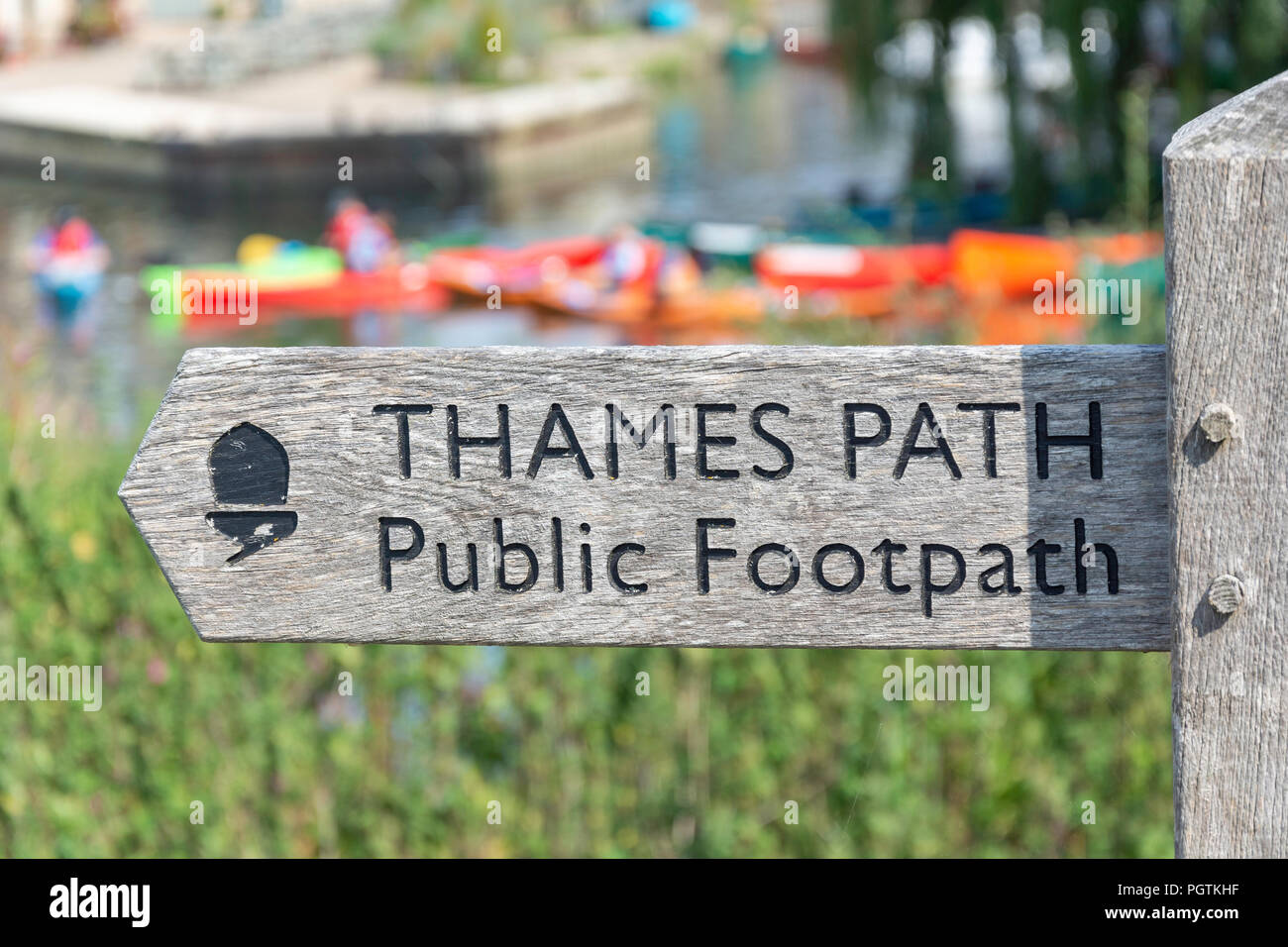 Holz- Thames Path Zeichen durch die Themse, Riverside Park, Lechlade-on-Thames, Gloucestershire, England, Vereinigtes Königreich Stockfoto