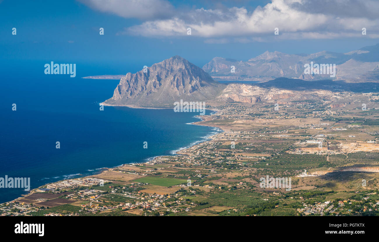 Panoramablick auf den Monte Cofano und die Küste von Erice, Provinz Trapani, Sizilien. Stockfoto