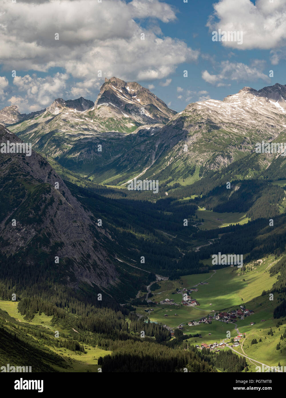 Blick auf die alpine Stadt Zug, im Zug Tal in der Region Vorarlberg in Österreich von der Oberseite des Rufikopf Berg Stockfoto