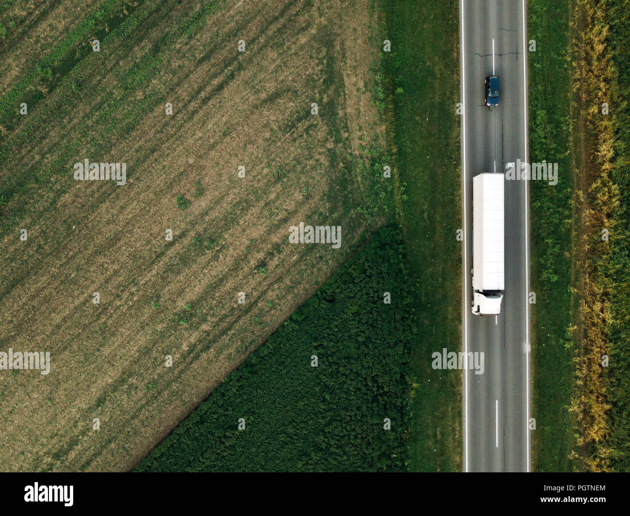 Luftaufnahme von Pkw und Lkw auf der Straße von drone Sicht Stockfoto
