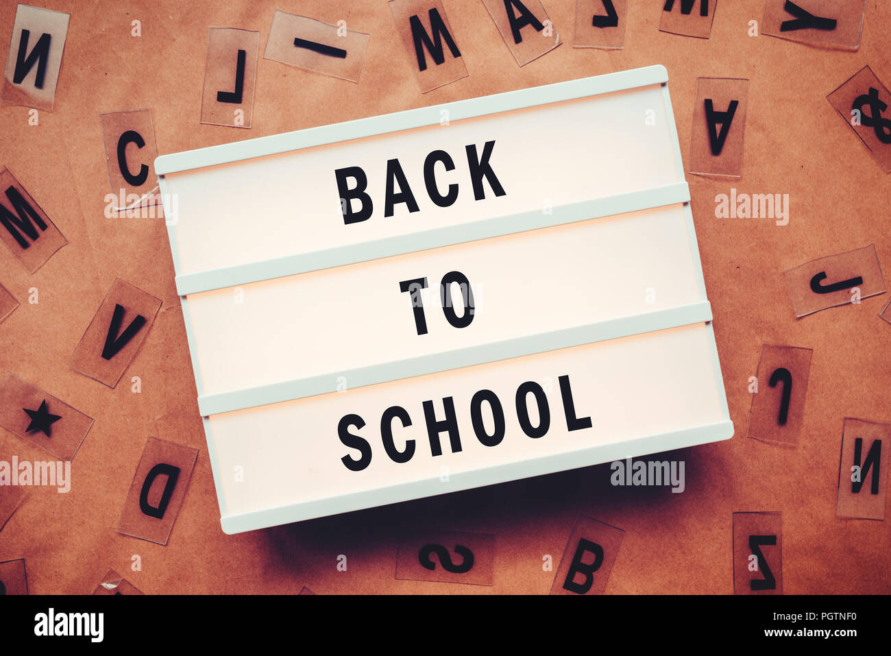 Zurück zum Konzept der Schule mit Buchstaben auf Leuchtkasten Stockfoto