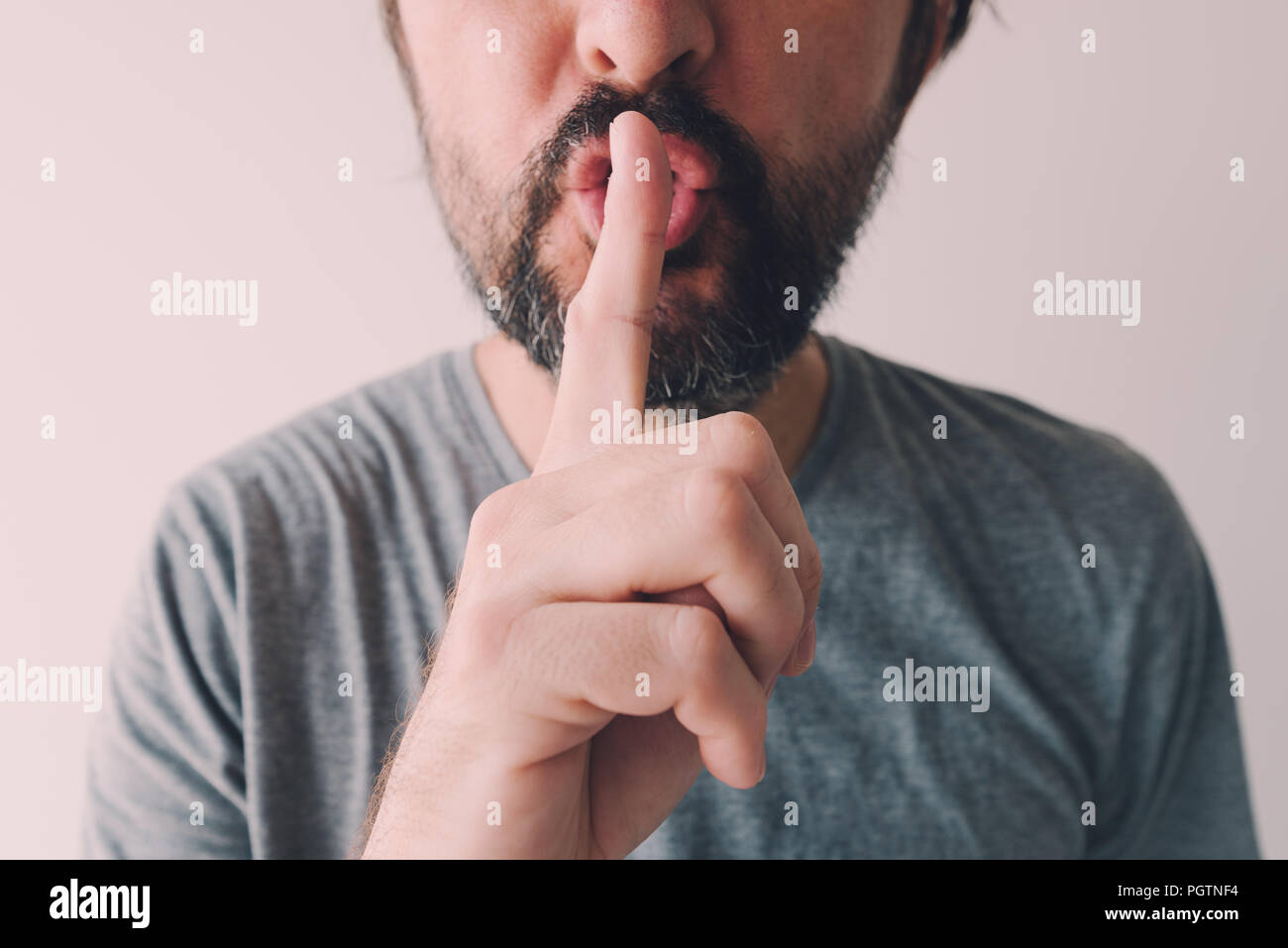 Den Finger auf die Lippen, Mann, ein shushing Geste Stockfoto