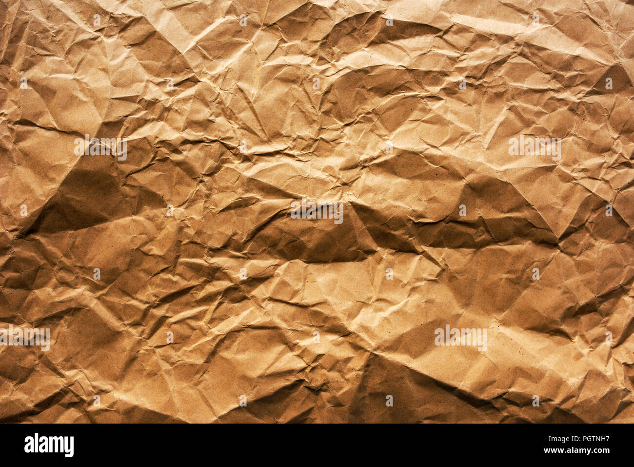 Zerknitterten braunen Verpackung Papier Textur mit Falten und Fältchen Stockfoto
