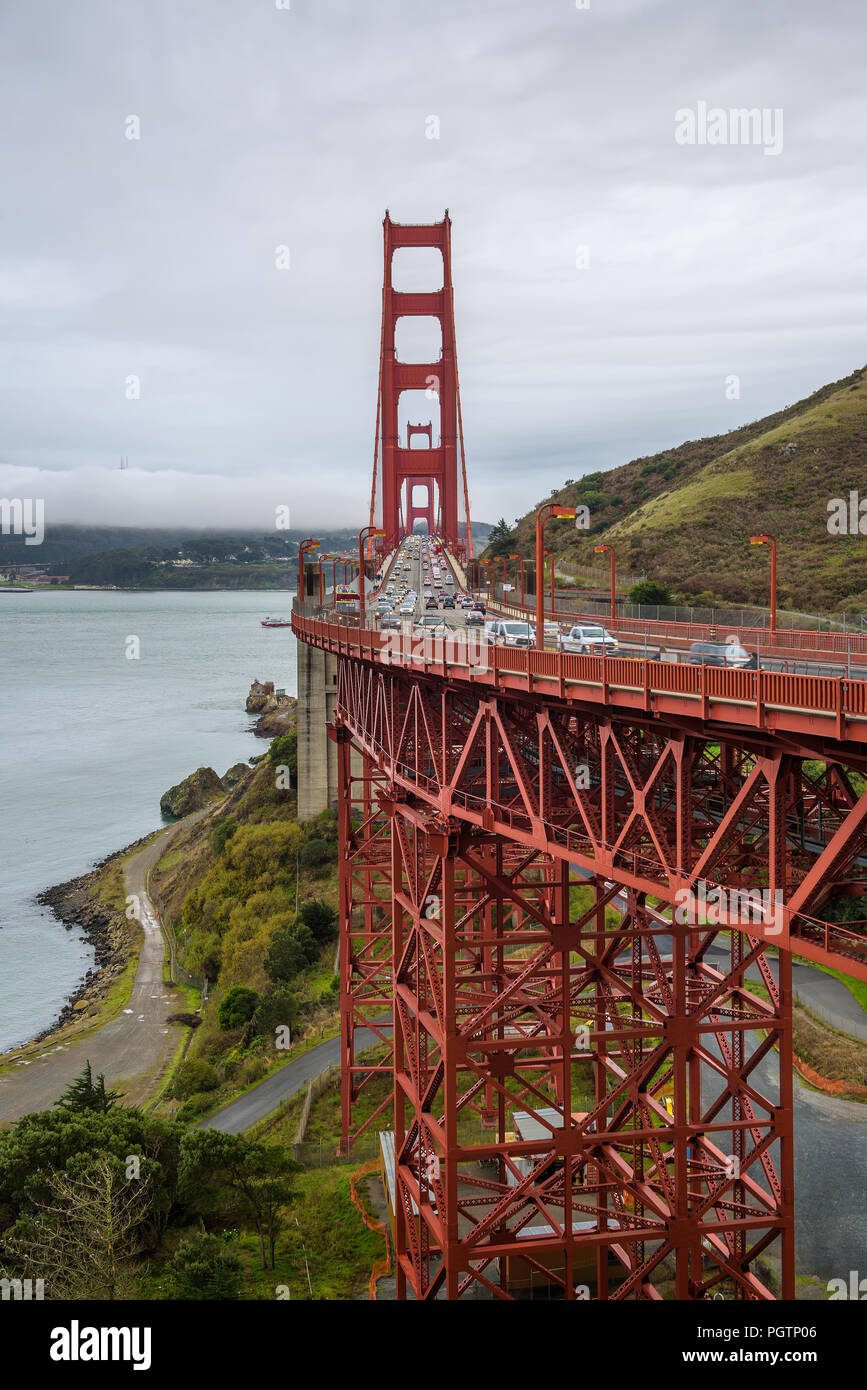 Der Verkehr auf der Golden Gate Bridge in San Francisco Stockfoto