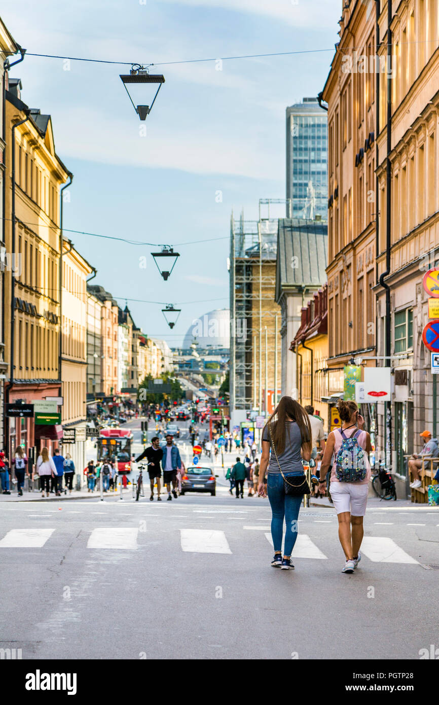 Menschen zu Fuß nach unten Gotgatan mit Blick auf Globen Arena im Hintergrund, Södermalm, Stockholm, Schweden Stockfoto