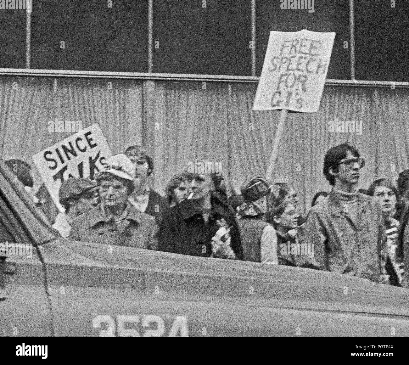 Zuschauer und freie Meinungsäußerung für GIS-Zeichen bei einem New York City Protest gegen den Vietnamkrieg, Ende der 1960er Jahre Stockfoto