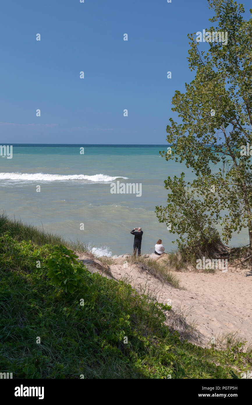 Beverly Ufer, Indiana - ein Mann und eine Frau am Strand von Indiana Dunes National Lakeshore, am südlichen Ende des Lake Michigan. Stockfoto