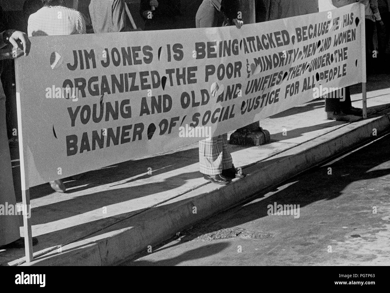 Demonstranten mit Banner Unterstützung von Jim Jones, Peoples Temple in San Francisco, Kalifornien, 1970 s Stockfoto