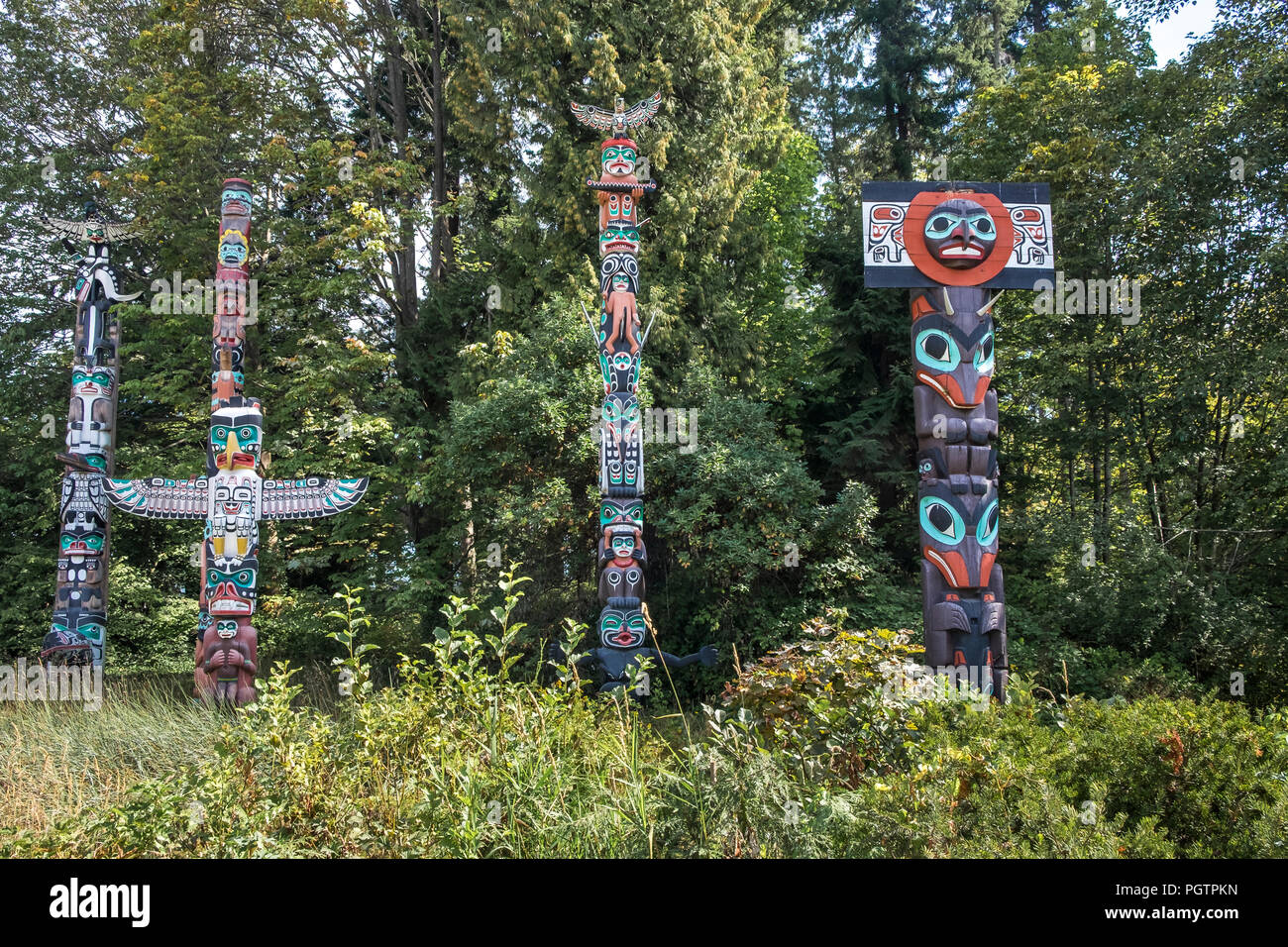Farbenfrohe handgefertigte Totempfähle im Stanley Park, Vancouver, British Columbia, Kanada. sofor Stockfoto