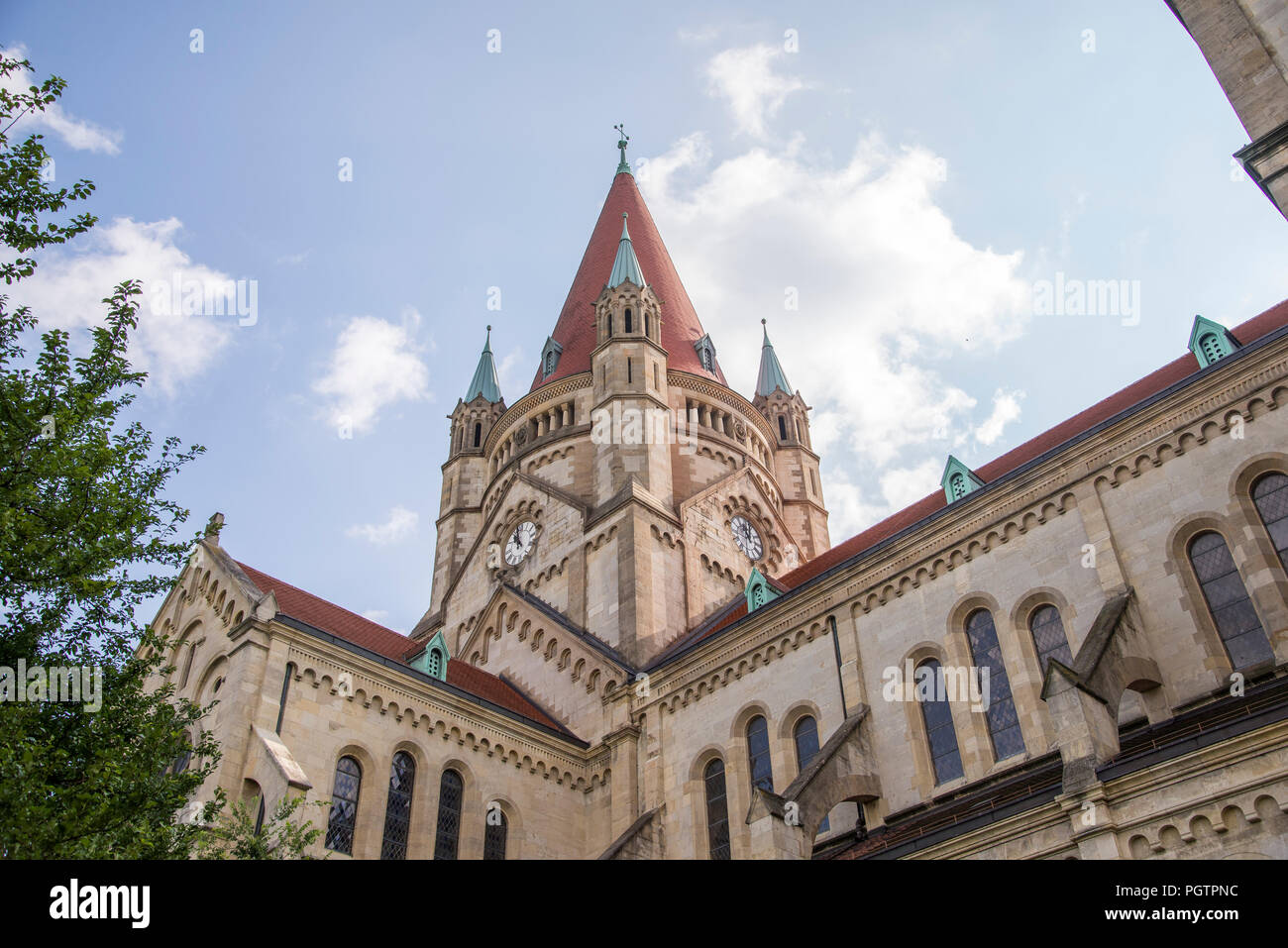 Hl. Franz von Assisi Kirche in der Rhenish-Romanesque Stil auf dem Mexikoplatz in Wien Österreich gebaut. Stockfoto