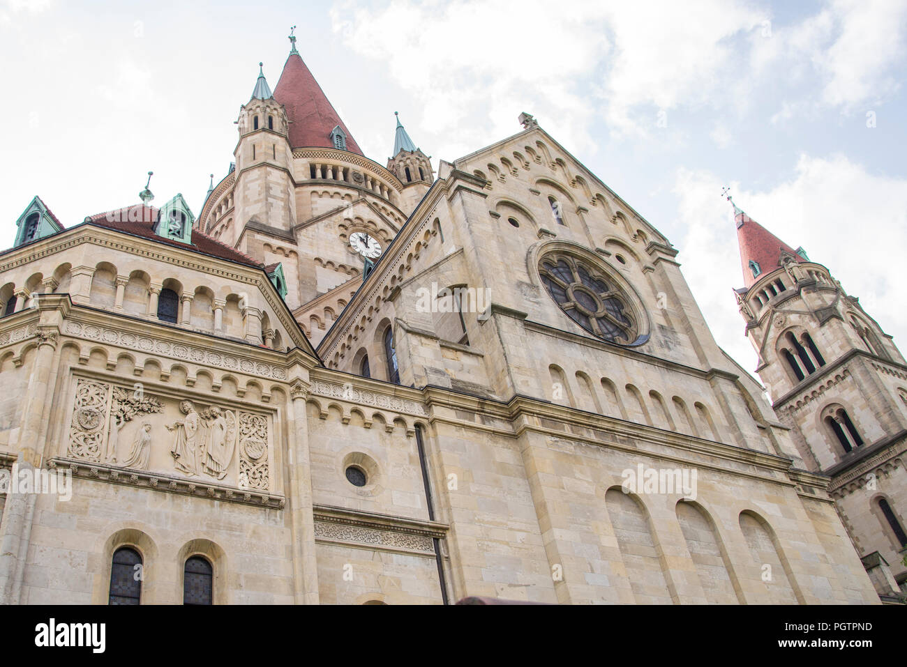 Suchen, um sich an der Fassade des Hl. Franziskus von Assisi Kirche eine Burg wie Gebäude in der Rhenish-Romanesque Stil in Wien Österreich gebaut. Stockfoto