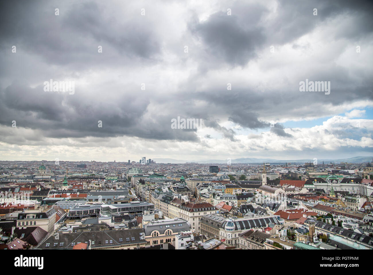Dunkle Wolken über der Stadt Wien Österreich. Stockfoto