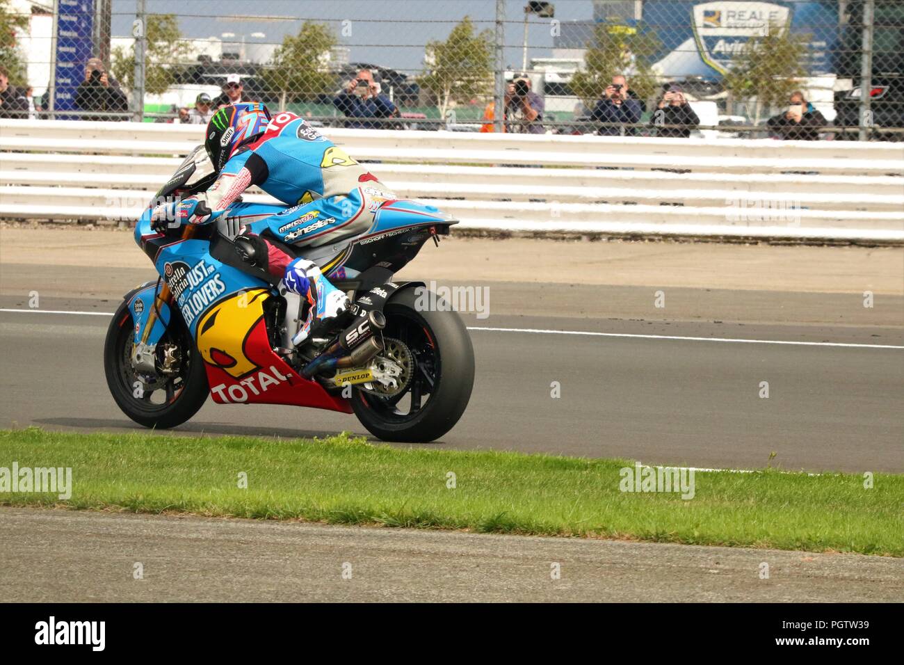 Silverstone, Northamptonshire, GB, 24. August 2018 - 2018 GOPRO Britischen Grand Prix MOTORGP Freie Praxis Tag - jede Menge zwei Rad Action auf der Strecke Stockfoto