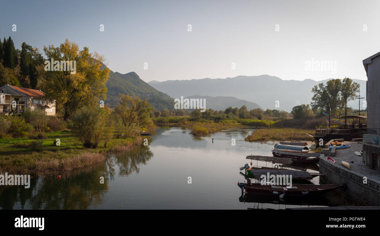 Einen Schonen Sonntag Nachmittag Am Fluss Montenegro Stockfotografie Alamy