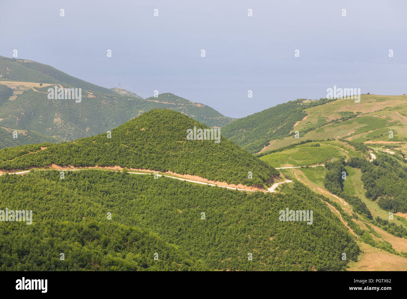 Schotterpiste in den albanischen Bergen in der Nähe von Ohrid See. Stockfoto