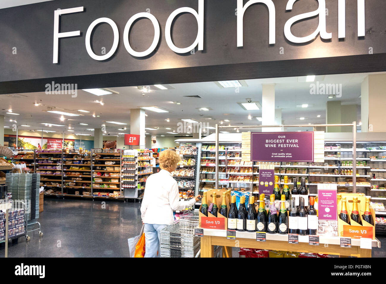 Innenraum der Food Hall innen Marks & Spencers Department Store, Elmsleigh Center, High Street, Staines-upon-Thames, Surrey, England, Vereinigtes Königreich Stockfoto