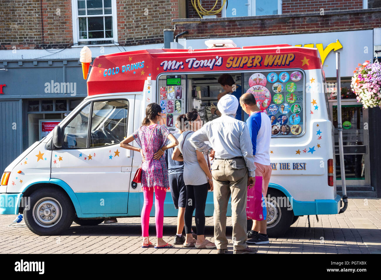 Herr Tony's Super Peitsche ice cream van an der High Street, Staines-upon-Thames, Surrey, England, Vereinigtes Königreich Stockfoto