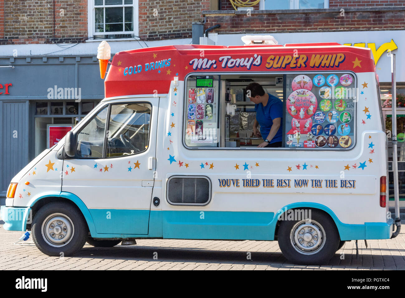 Herr Tony's Super Peitsche ice cream van an der High Street, Staines-upon-Thames, Surrey, England, Vereinigtes Königreich Stockfoto