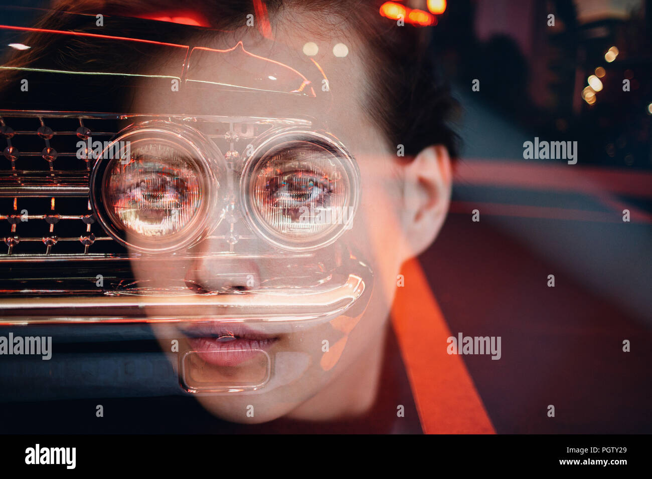 Schöne junge Frau und Old School. Auto Rallye Konzept reisen. Stockfoto