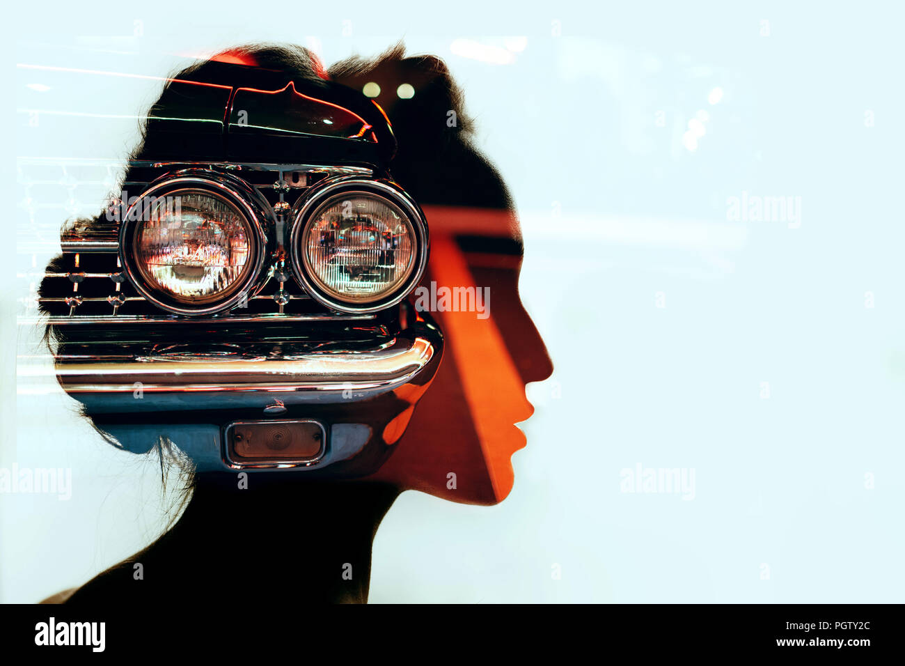 Schöne junge Frau und Old School. Fahrzeug Handel Konzept. Stockfoto