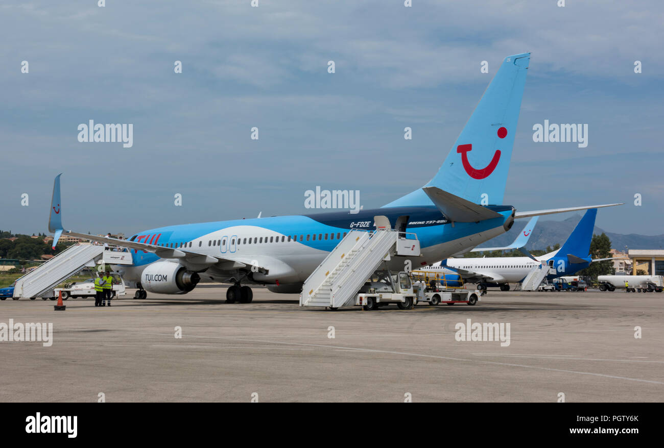 Ein TUIFlugzeuge, die auf der Start und Landebahn am Flughafen Korfu