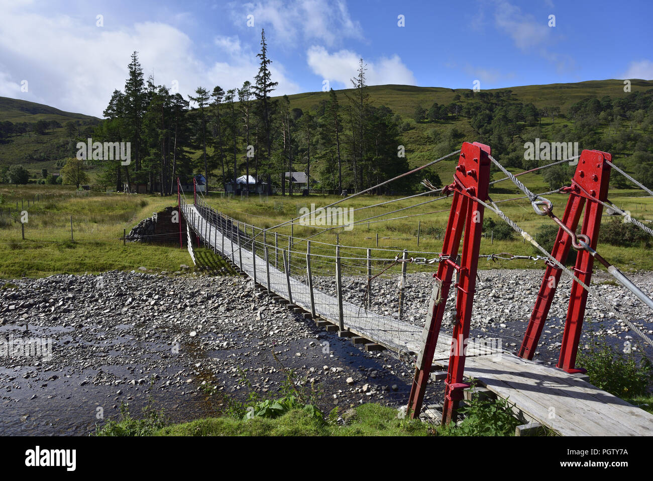 Der Fluss Rhiddorroch Fußgängerbrücke führt zu Osten Rhiddorroch Lodge am Ende des Loch Achall in der Nähe von Ullapool, Schottland. Es bietet Stockfoto