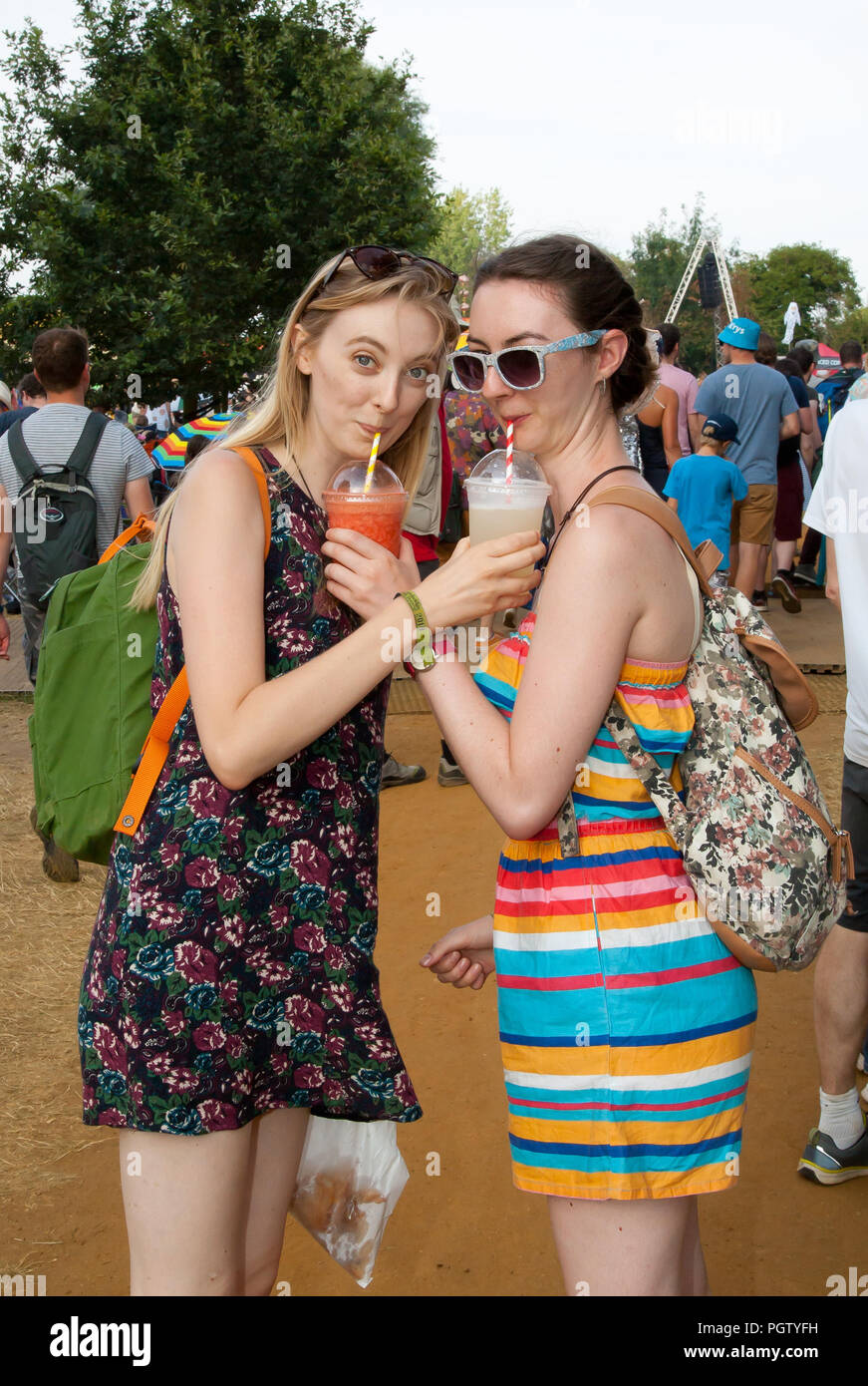 Menschenmassen genießen die Sonne am zweiten Tag beim Cambridge Folk Festival 4. august 2018 Stockfoto