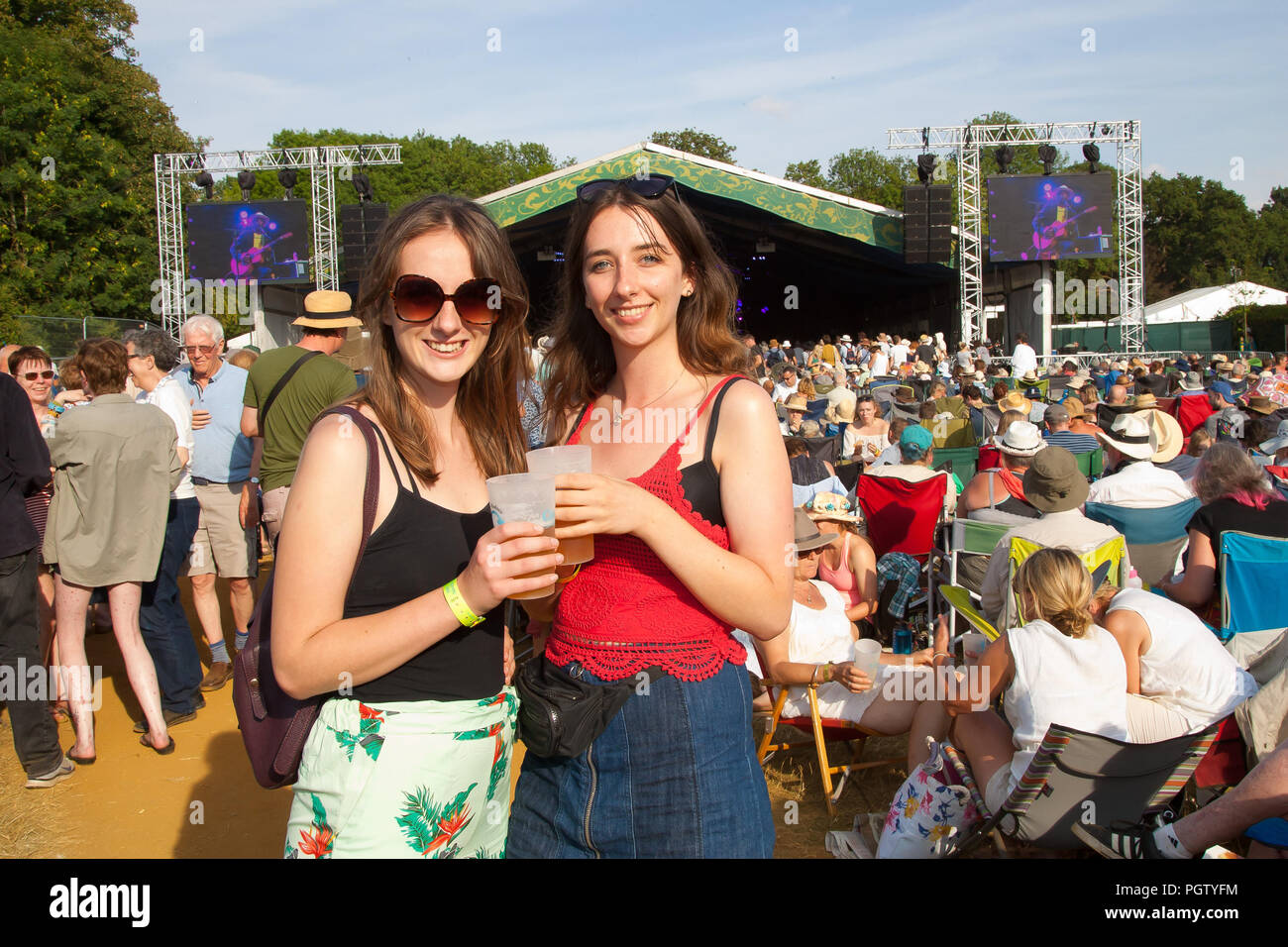 Menschenmassen genießen die Sonne am zweiten Tag beim Cambridge Folk Festival 4. august 2018 Stockfoto