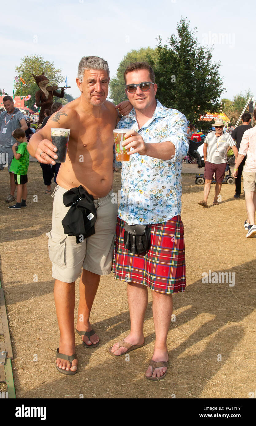 Menschenmassen genießen die Sonne am zweiten Tag beim Cambridge Folk Festival 4. august 2018 Stockfoto