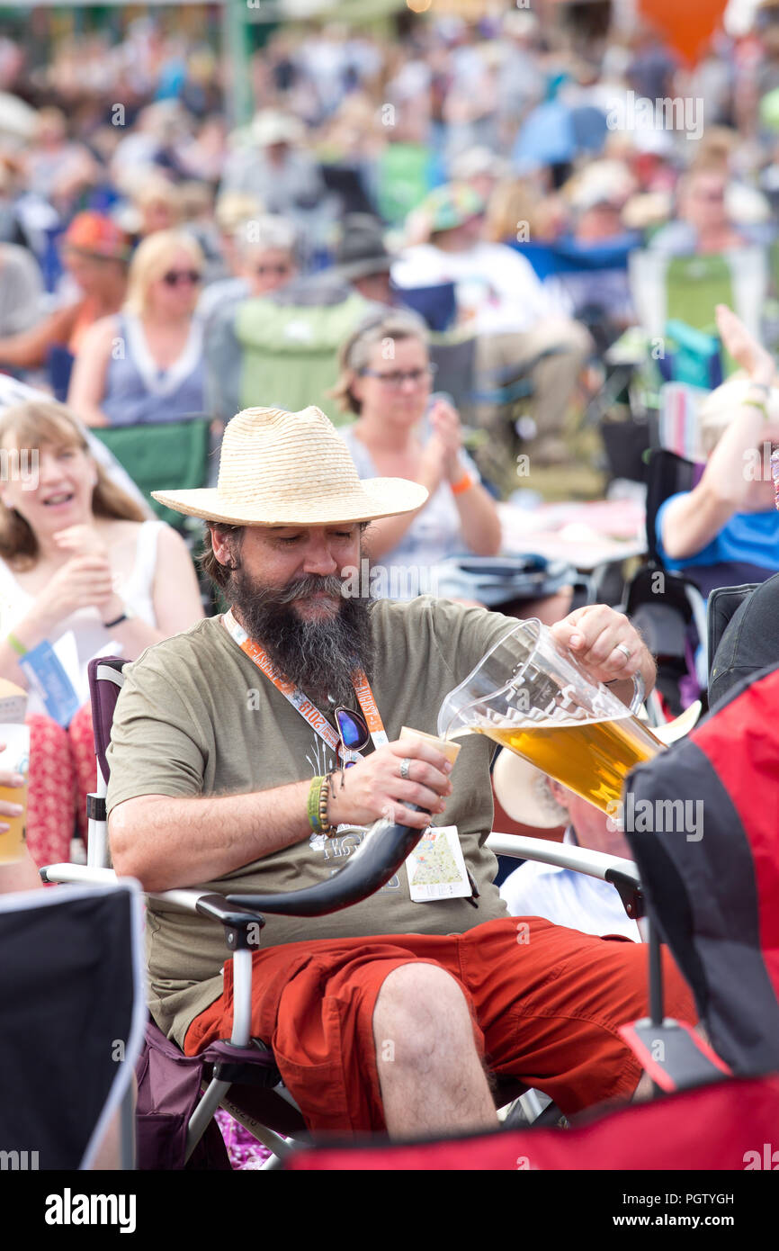 Menschenmassen genießen die Sonne am zweiten Tag beim Cambridge Folk Festival 4. august 2018 Stockfoto