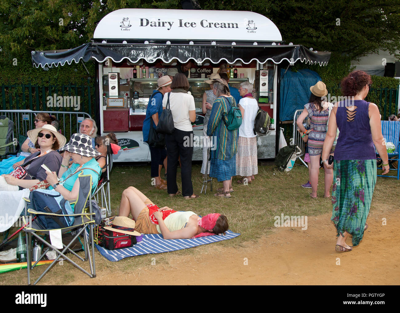 Menschenmassen genießen die Sonne am zweiten Tag beim Cambridge Folk Festival 4. august 2018 Stockfoto