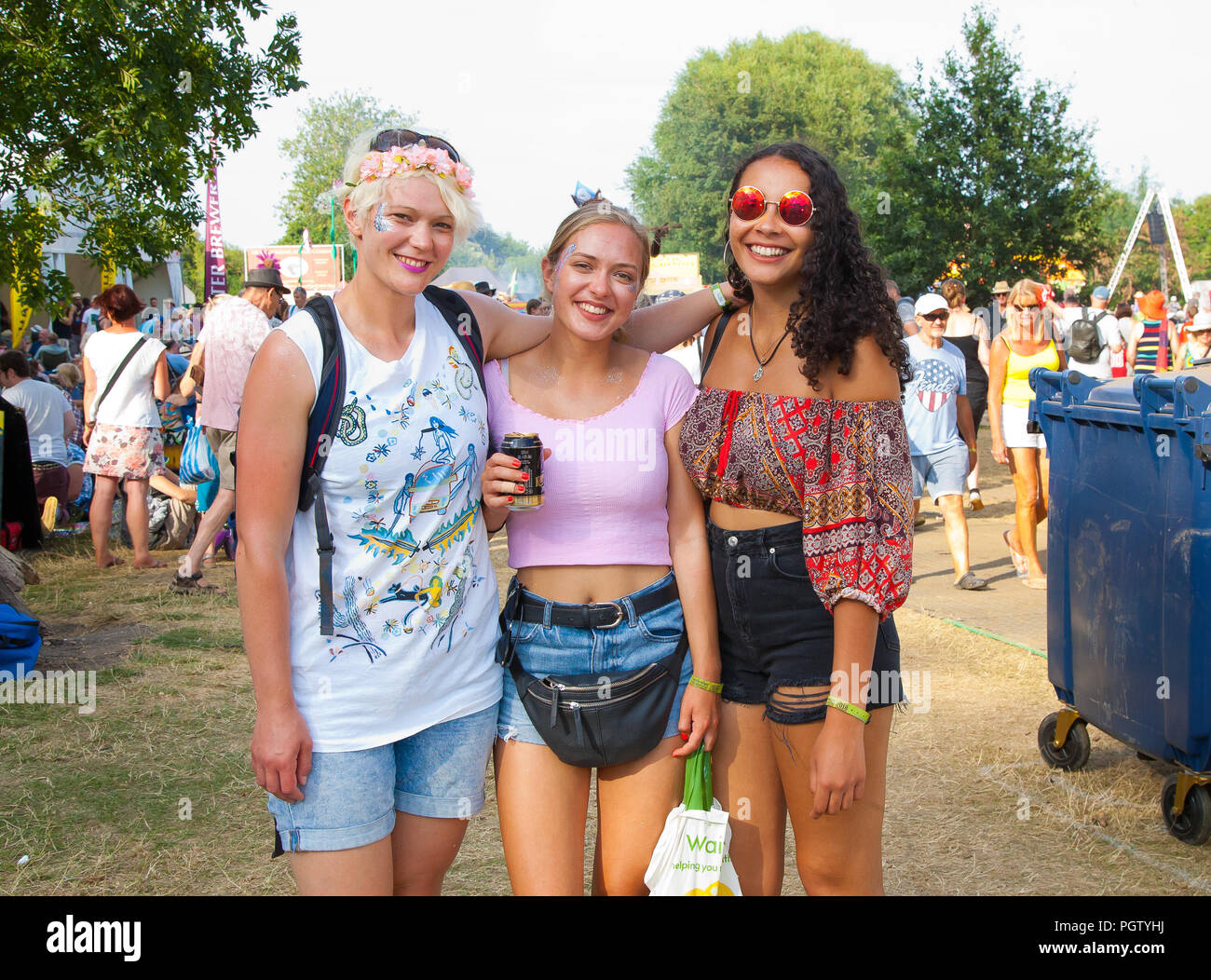 Menschenmassen genießen die Sonne am zweiten Tag beim Cambridge Folk Festival 4. august 2018 Stockfoto