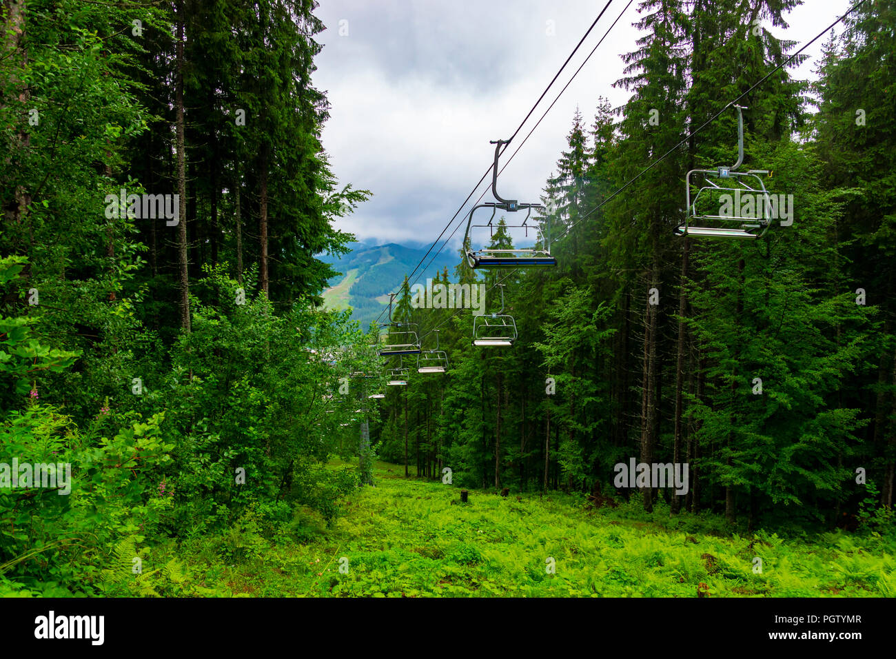 Skilift im verregneten Sommer Berge durch die erstaunliche fabelhafte moutain Wald in Bukovel, Ukrainischen Karpaten Stockfoto