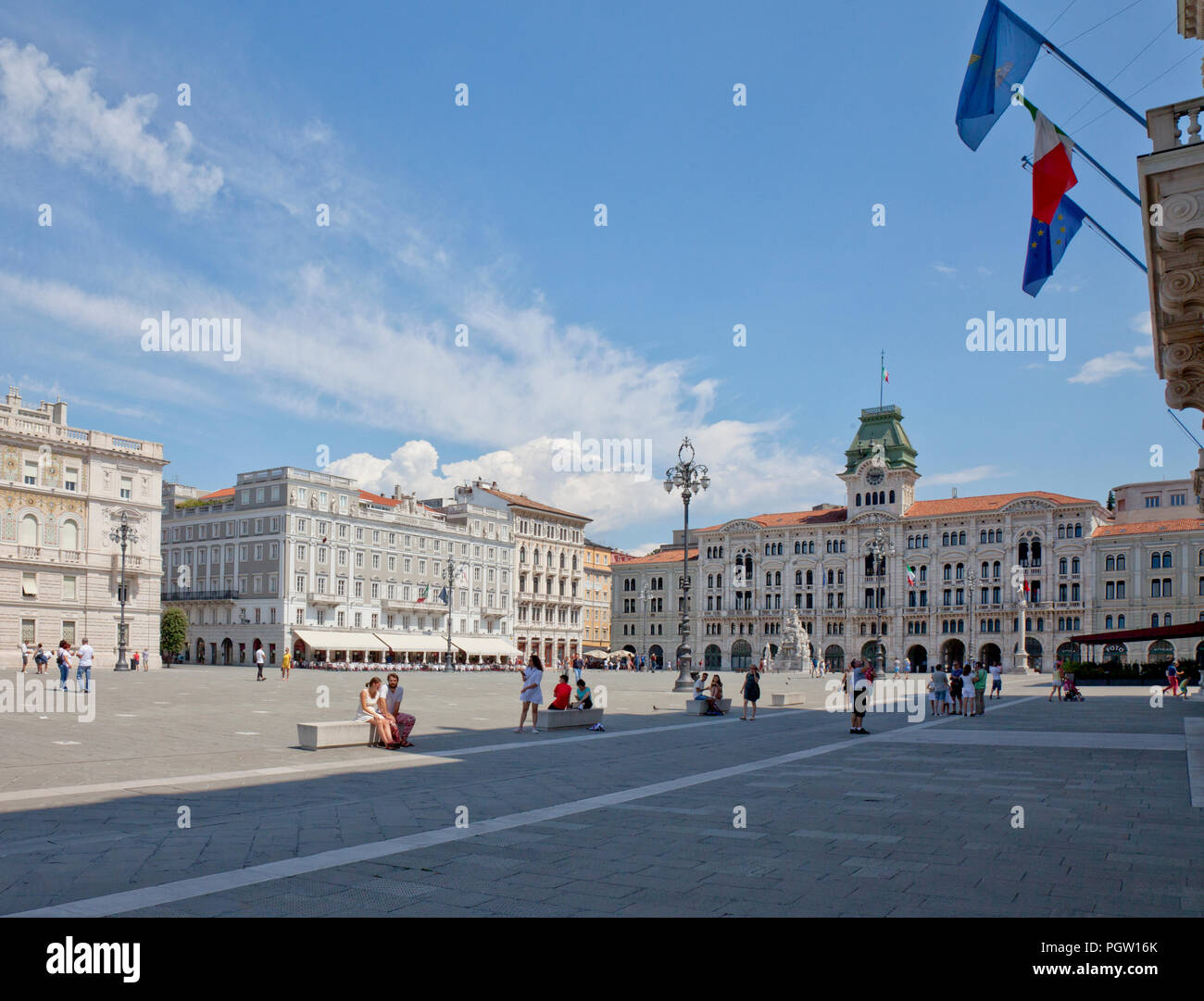 Teilansicht, die Piazza dell'Unita Italia, Triest, Provinz Friaul, Italien. Es ist der größte öffentliche Platz in Europa mit Blick auf das Meer (Adr als Stockfoto