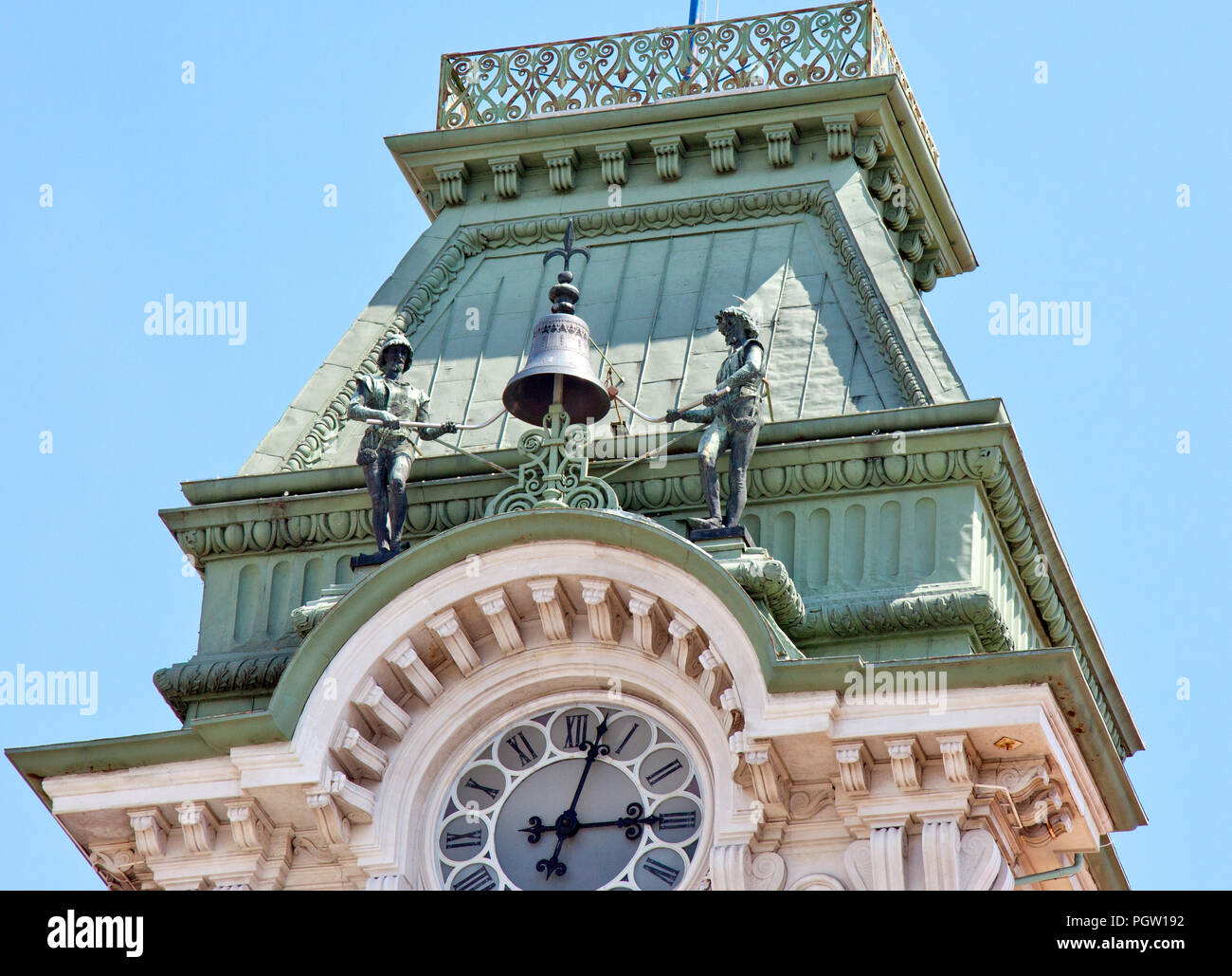 Turm mit automat Zahlen auf Triest Rathaus (Palazzo del Municipio), Triest, Provinz Friaul, Italien. Die zwei bronzefiguren, Michez und Jache Stockfoto Turm mit automat Zahlen auf Triest Rathaus (Palazzo del Municipio), Triest, Provinz Friaul, Italien. Die zwei bronzefiguren, Michez und Jache Stockfoto