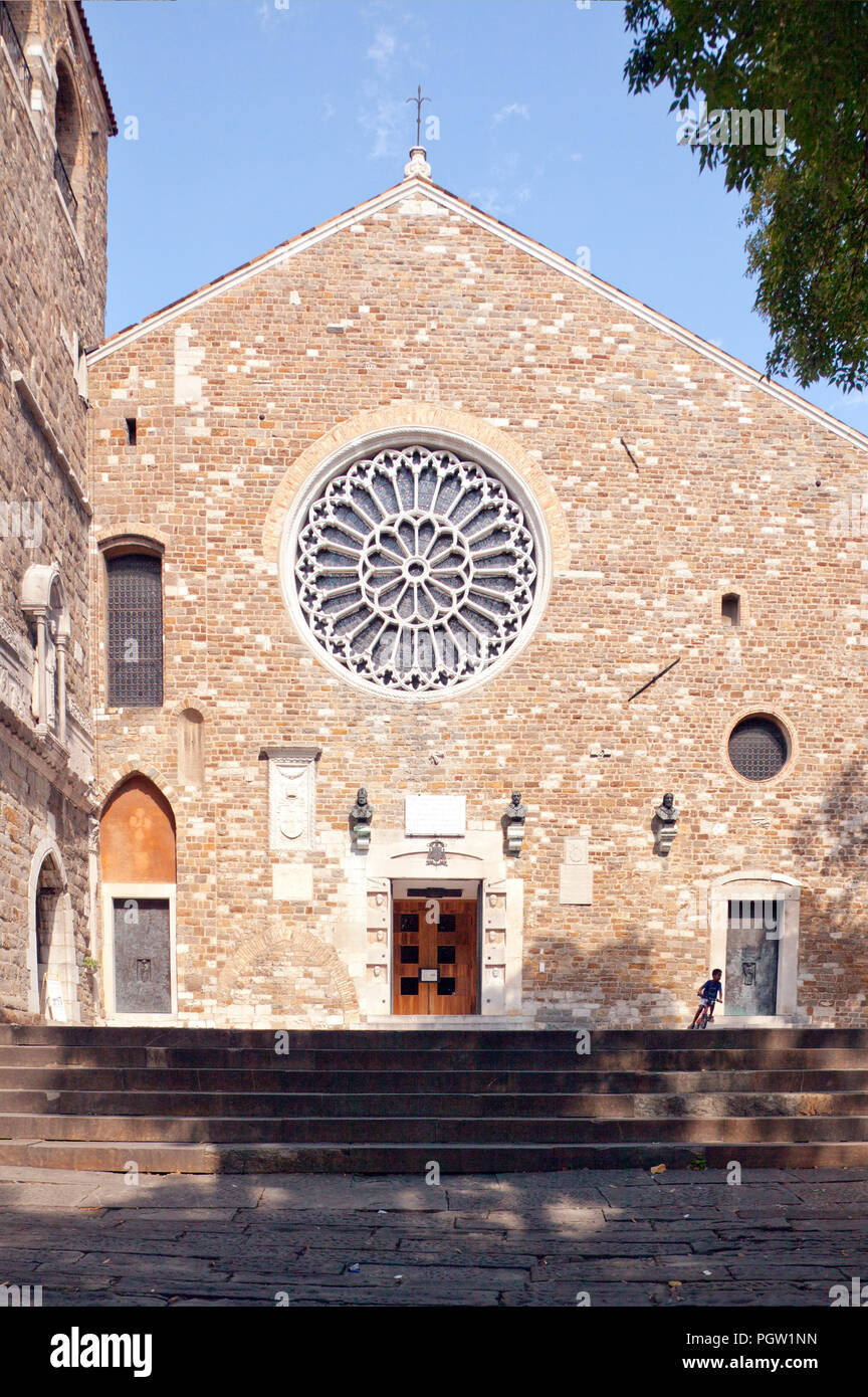 Obwohl seine Ursprünge Pagan, der Kathedrale von San Giusto, wie es jetzt steht, stammt aus dem 14. Jahrhundert. Eine von mehreren wichtigen historischen Gebäude o Stockfoto Obwohl seine Ursprünge Pagan, der Kathedrale von San Giusto, wie es jetzt steht, stammt aus dem 14. Jahrhundert. Eine von mehreren wichtigen historischen Gebäude o Stockfoto