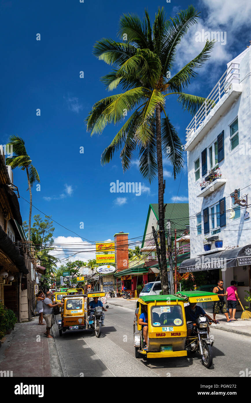 Tuk Tuk trike Taxi lokalen Verkehr auf der Hauptstraße im Zentrum von Boracay Island Philippinen Stockfoto