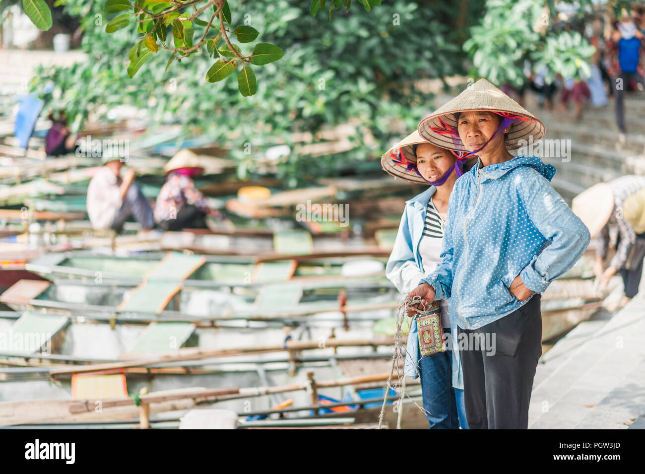 Oktober 17, 2016 - Van Lam Dorf, Vietnam. Lokale Frau in einem Reis Hut wacht über die Boote am Vung Straßenbahn Pier. Traditionelle paddle-Boote. Stockfoto