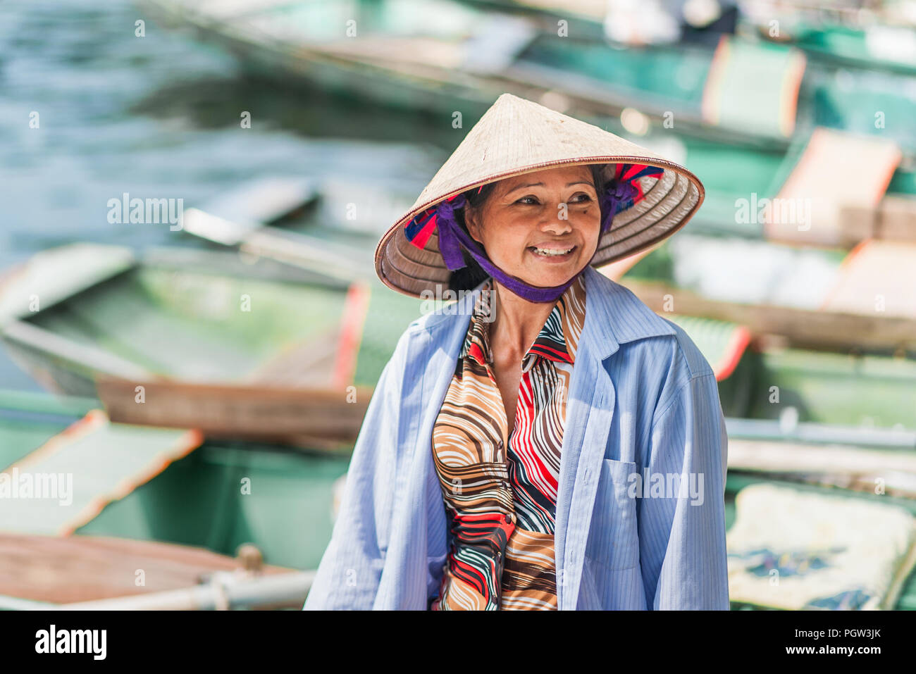 Oktober 17, 2016 - Van Lam Dorf, Vietnam. Lokale Frau in einem Reis Hut wacht über die Boote am Vung Straßenbahn Pier. Traditionelle paddle-Boote. Stockfoto
