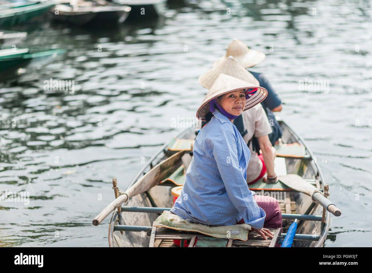 Oktober 17, 2016 - Van Lam Dorf, Vietnam. Lokale Frau in einem Reis hat Rudern ein Boot vom Vung Straßenbahn Pier. Traditionelle paddle-Boote entlang der Stockfoto