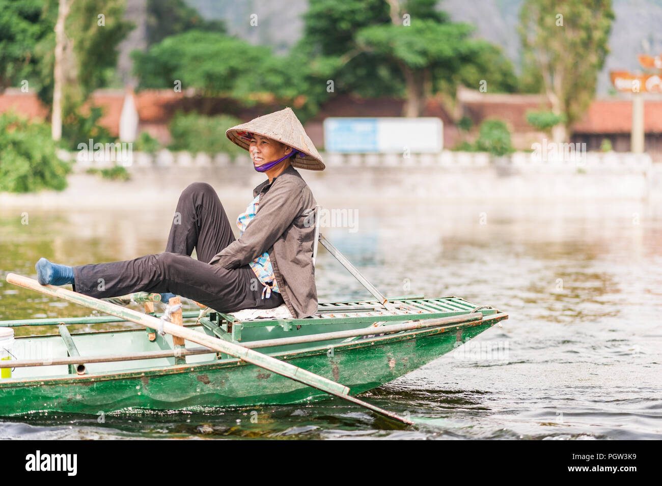 Oktober 17, 2016 - Van Lam Dorf, Vietnam. Lokale Frau in einem Reis hat Rudern ein Boot vom Vung Straßenbahn Pier. Traditionelle paddle-Boote entlang der Stockfoto