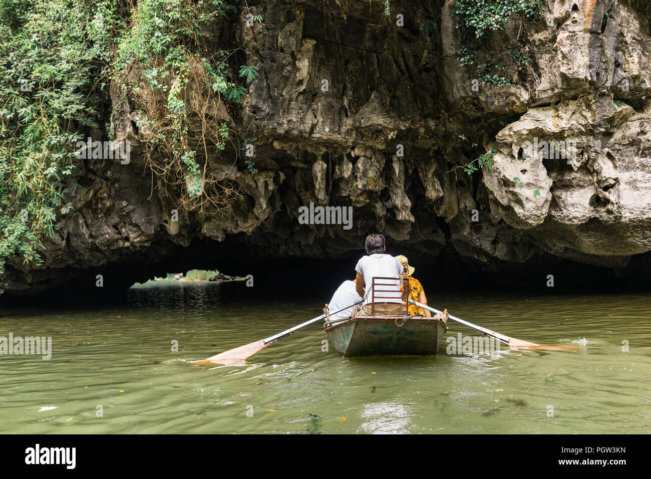Bootsfahrt von Vung Straßenbahn Pier. Traditionelle Paddle - Bootsfahrt können die Touristen wirklich die Schönheit der Natur entlang der Ngo Dong Fluss zu schätzen wissen. Stockfoto